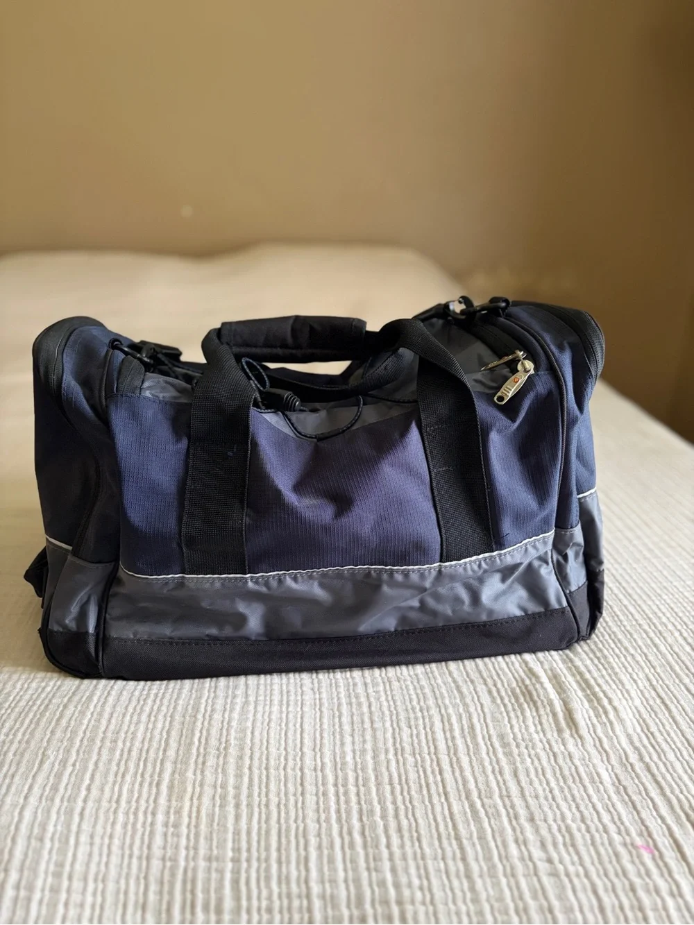 SwissGear spacious duffel